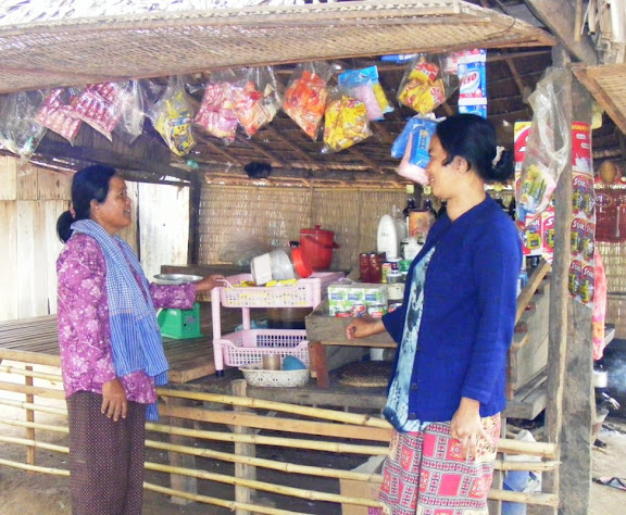 Kong Thuok presented the way she run the business to new SSF beneficiary