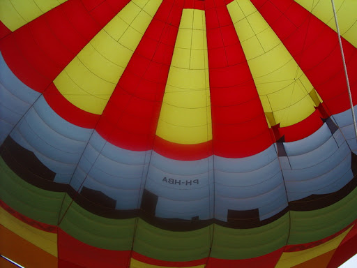 Ballonvaart op 14-04-2004 vanuit Harfsen over het landschap in gelderland.