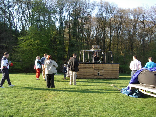 Ballonvaart vanuit Oldenzaal over Arke stadion in Enschede op 24-04-04