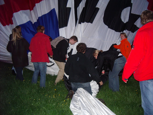 Ballonvaart vanuit Oldenzaal over Arke stadion in Enschede op 24-04-04