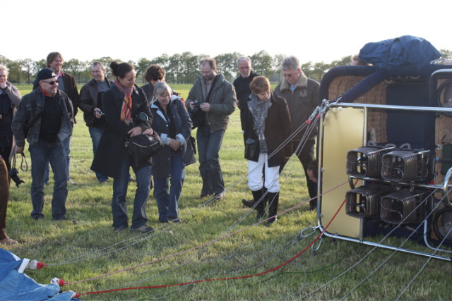 Parachutisten springen uit luchtballon boven Diepenheim tijdens een ballonvaart van Exel naar Haaksbergen