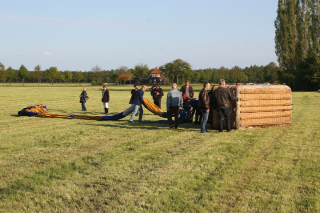 Parachutisten springen uit luchtballon boven Diepenheim tijdens een ballonvaart van Exel naar Haaksbergen
