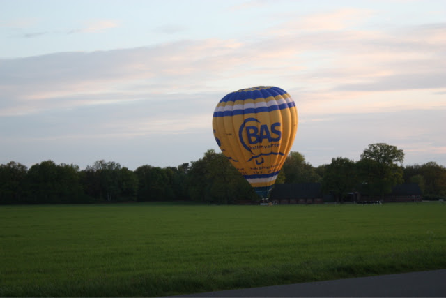 Parachutisten springen uit luchtballon boven Diepenheim tijdens een ballonvaart van Exel naar Haaksbergen