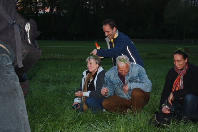 Parachutisten springen uit luchtballon boven Diepenheim tijdens een ballonvaart van Exel naar Haaksbergen
