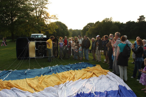 Ballonvaren met 14 personen vanuit het Goffertpark in Nijmegen over Malden naar Groesbeek ( Bredeweg )