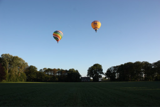 Negen persoons ballonvaart van Bilthoven over Utrecht naar Hei en Boeicop met stralend blauwe lucht.