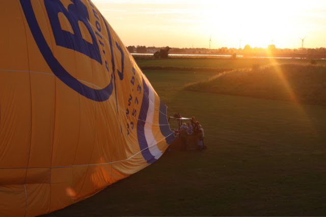 Schittererende ballonvlucht van Veenendaal over Rhenen naar Druten met 10 personen.