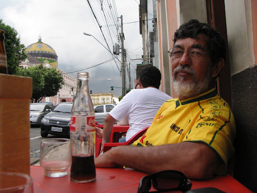 Maeda descansa no Bar do Armando. Ao fundo, Teatro Amazonas. Manaus, AM