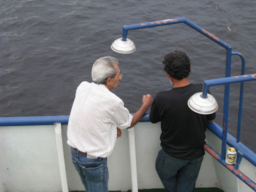 Maeda conversa com Sr. Eliseu. Seu primeiro novo amigo no navio