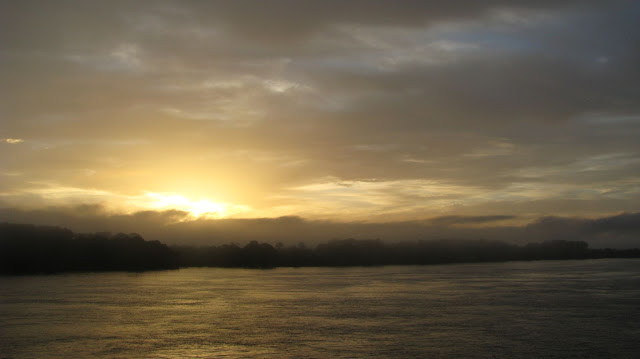 Rio Amazonas, 05:30AM. Névoa, água e sol.