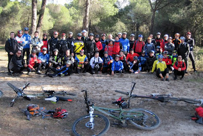 Foto grupo MTBLeganes y pitufos en la Ruta de los tres montes de boadilla