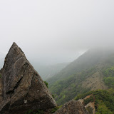 鬼ヶ岩から蛭ヶ岳を望む。蛭は未だ雲の中。