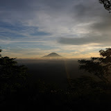 日が沈みはじめ、雲も晴れてきました。美しい富士山。