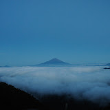 朝の富士山。幸運なことに、この日は雲海。さらに冬のように澄んだ空気。少し肌寒くて気持ちいい。