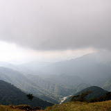 山頂から見下ろした風景。雲が厚くかかってガスっています。