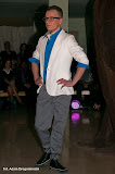 model: Sylwester Sitkowiak  stylizacja: Adam Szyda & Grzegorz Konieczny  zdjęcie: Adam Drogomirecki   Spodnie - New Yorker  Koszula - New Yorker  Marynarka - własność stylisty Grzegorza  Buty - Deichmann  Okulary - własność stylisty Grzegorza  Apaszka - własność stylisty Grzegorza  Pasek - własność stylisty Grzegorza