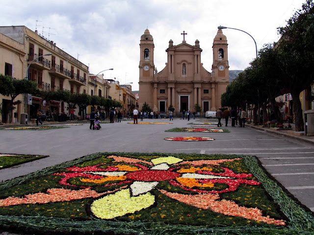 Piazza Duomo, to hang around, to try some tipical dishes, to have a pleasant evening