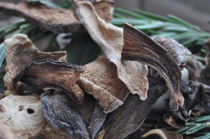 rosemary, bay leaves, mushrooms