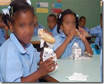 Image result for 39 estudiantes de escuela de Brisas del Este se intoxican con desayuno escolar