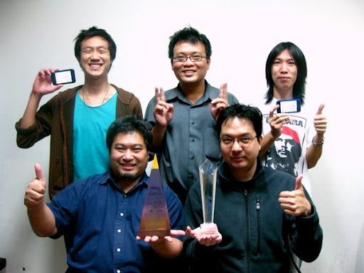 ถ่ายรูปร่วมกัน ทีมงานถ่ายรูปร่วมกัน