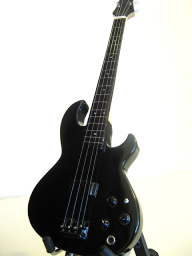 ebay.ie: Miniature Bass Guitar ROBERT TRUJILLO - METALLICA (item 330511674574 end time 31-Dec-10 08:59:40 GMT)