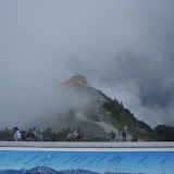 Kehlsteinhaus insvept i dimma, panorama-skylt i förgrunden
