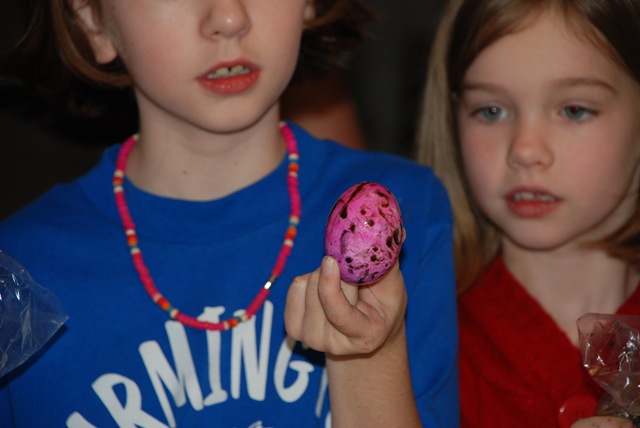 [041009GymMasonBBallEasterEggDying145[1].jpg]