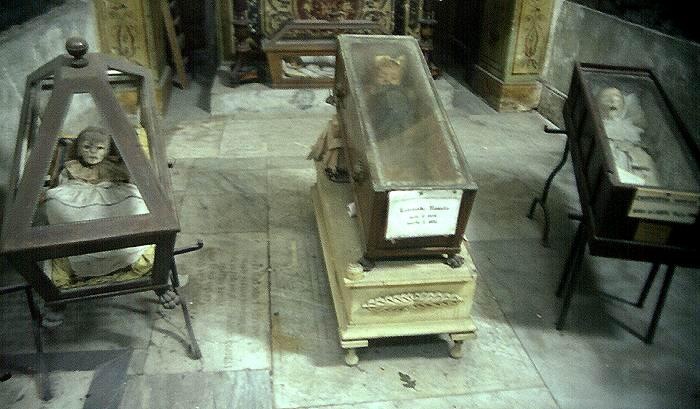 [world's bizarre catacombs 02[2].jpg]