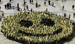[The Largest Human Smiley Face In The World 01_resize[1].jpg]