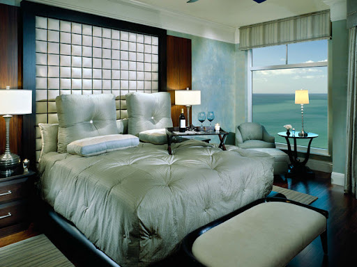 http://lh3.ggpht.com/_N1FhviNheOw/SvKiVYgPa9I/AAAAAAAAADc/aoxQNDRzmm4/romantic-bedroom-lynch_lg.jpg