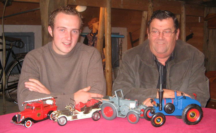Miniatuur Tractoren en auto's in Boerderijmuseum - www.oldebroek.net