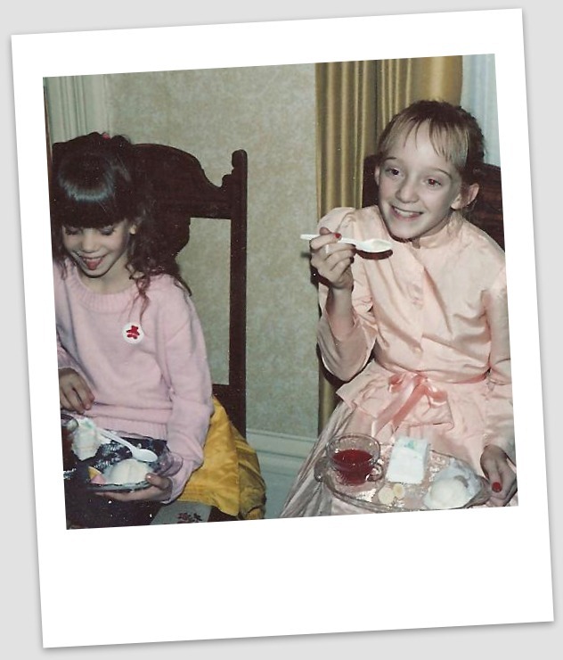 [angie and jess at great grandmas[3].jpg]