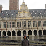 Arkada görülen bina Katolik Leuven Üniversitesinin kütüphanesi.