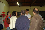 Paulo Milreu conversando sobre a palestra de novas mídias digitais com alunos e professores.