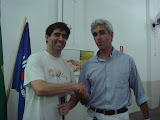 Paulo Milreu sorteia oficinas de comunicação digital do Laboratório de Novas Mídias Digitais, do qual é mentor, para os alunos presentes.