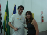 Paulo Milreu sorteia oficinas de comunicação digital do Laboratório de Novas Mídias Digitais, do qual é mentor, para os alunos presentes.