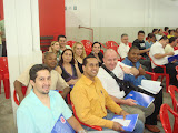 Alunos e professores assistindo a palestra.