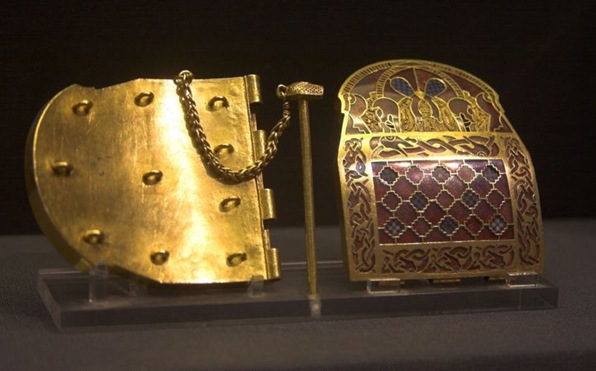 800px-Sutton.Hoo.ShoulderClasp.RobRoy