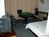 Menuda habitacion, con mesa para timba. por 4 euros puedes montar una noche de casino. La mesa es automatica, y reparte las fichas del domino chino ella solita.