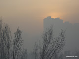 Otro dia bajo la niebla. Con un amanecer asi, a las 11 de la manyana, con el sol que no se levanta mucho mas de los edificios y un frio que pela, tiene mucho merito vivir en Urumqi.