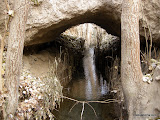 Estas tierras utilizan aguas subterraneas para el riego proveniente de la nieve fundida en las montanyas. Una red de tuneles y pozos escavados, llamado karez, la distribuye por el oasis.