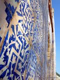 Entrada a la tumba de Abakh Hoja, donde reside para la eternidad la fragante concubina. Una leyenda de servitud Uygur al emperador chino de turno. Ya por aquel entonces, la cruz gamada era un simbolo usual.