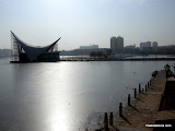El lago helado que rodea al Sidney Opera House de Kashgar.