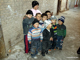 Los pollos de la ciudad antigua. Los uygures y otras “minorias etnicas”, estan exentos de la ley de un hijo por pareja. Por esa razon, las calles de Kashgar estan algo mas animadas que las de las ciudades donde no hay “minorias”.