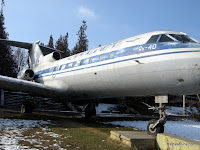 Un autentico Yakolev 40, el avion preferido de Trillo. Cuando ya no los dejan aterrizar en ningun aeropuerto por falta de seguridad, o los usa el ejercito espanyol, o los exiben como monumentos. (a que?)