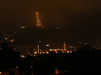 Tblisi, la capital. Noche de tormentorra con su torre de Collserola en plan arbol de navidad.