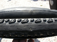 Trinchada de rueda. No pincho, exploto por la presion de inflado. Durante unos cuantos dias iria ensenyando la camara por el agujero, hasta encontrar una cubierta nueva de la medida. A estas alturas llevo 6 pinchazos delante y 6 atras en estas camaras.
