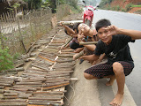 Por las montanyas camino de Lao Cai, la frontera con China. Los laterales de la carretera sirven para secar, esta vez, la canela. El aire huele que alimenta. Los garrapatos laterales pedian dinero, para variar, pero les basto con posar para la foto.