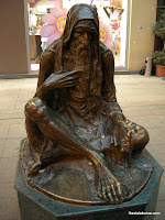 Esta estatua se encuentra en la zona peatonal de Skopje. No me atrrevi a acercarme y darle unos golpecitos para ver si era una estatua humana tipo Ramblas, o es de metal.