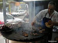 La comida es de clara influencia turca. Es realmente barata y sabrosisima.
